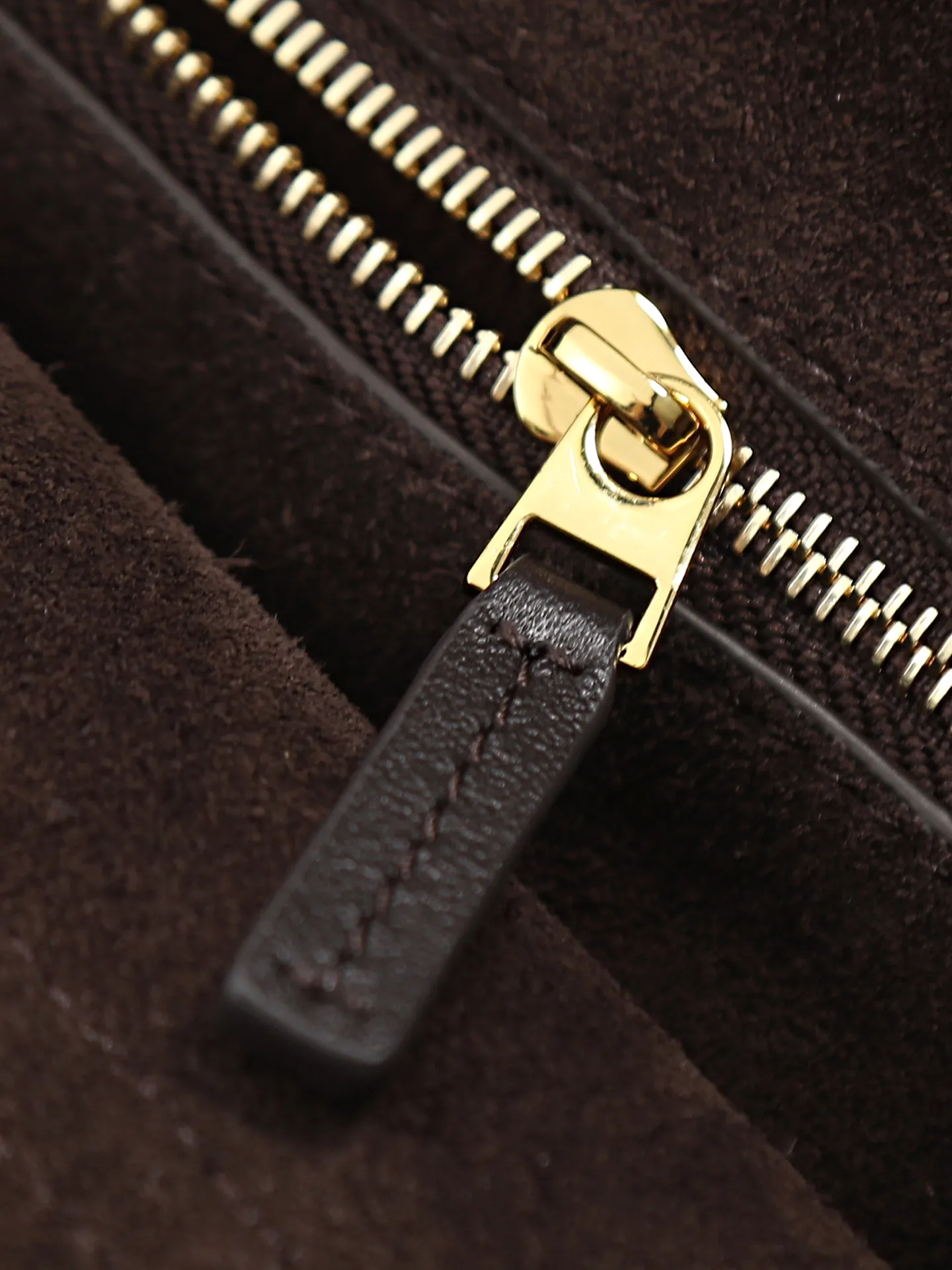 1150. Bottega Veneta's latest Ciao Ciao bag is a two-way flap handbag in silky cowhide, decorated with signature twist details, hidden hook closure, the flap can be fastened to the front, or connected to the INTRECCIATO woven internal pocket, with an adjustable and removable crossbody strap, an internal compartment, and a zippered pocket. The surprise flap has various shapes. Style 1 - Cover the bag surface, exposing the knot and knot decoration. Style 2 - Place the flap inside the bag. A buckle is also designed. Style 3 - The U-shaped position of the top handle in the hand bag. Style No.: 835835 Size: 26*19*10.5cm